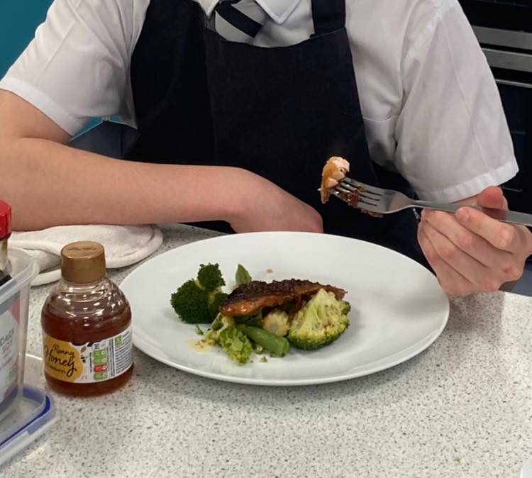 HeroesFish's tweet photo. "I've never cooked fish" ... #FishHeroes students across the UK continue to show their fab fish food skills! What will they cook next? #fishisthedish @AlaskaSeafoodUK @alaska_seafood @FoodTCentre @HeroesFish @FishmongersCo https://t.co/IWCjqmctXc