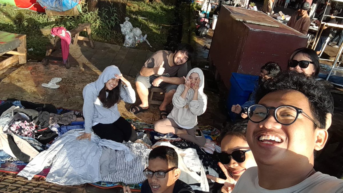 db3voice's tweet photo. Tetap happy kiyowo menunggu pembeli ditengah siraman vitamin D https://t.co/cT8EOKUjmj