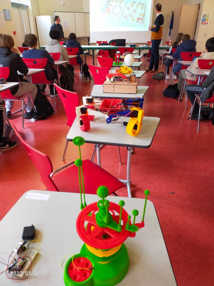 Nous continuons le travail d'orientation avec une présentation de la série sti2d et la spé SI du @JMoulinAndelys à tous nos élèves de secondes du <a href="/LpoLouiseMichel/">LPO Louise_Michel</a> sur toute la matinée.
<a href="/ac_normandie/">Académie de Normandie</a>