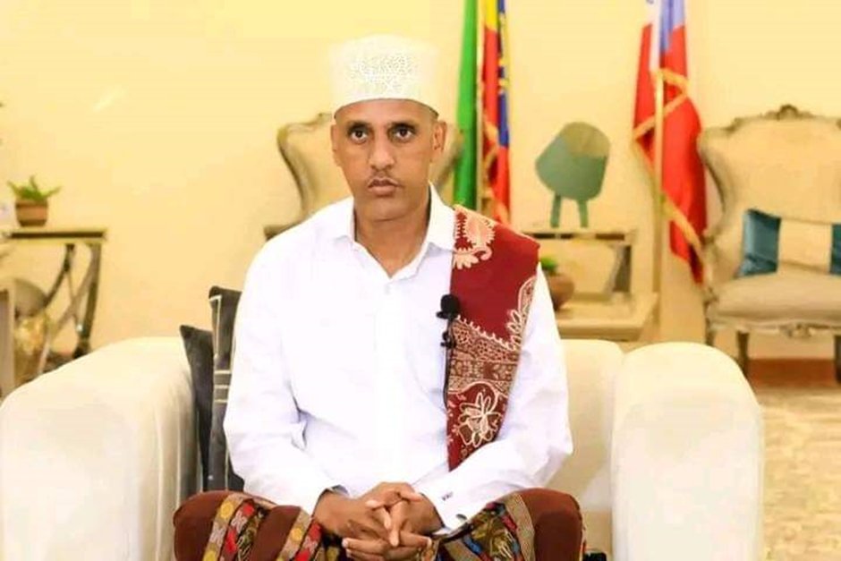 AbrarSuleiman's tweet photo. በምን ብልሀት ነው ፕ/ት ሙስጠፌ
ሀ) ክልሉን ያለኮሽታ የሚያስተዳድሩት
ለ) ኦጋዴን ነጻ አውጭ ግንባር መሳሪያ አውርዶ የተባበራቸው
ለ) አልሸባብን የሚያህል አሸባሪ በ17 ቀን ያባረሩት?

ምናቡ በጎጠኝነት ያልጎበጠ
ልቡ በተረኝነት ያላበጠ፥ ሀቀኛ መሪ! https://t.co/G2gZv1cksK