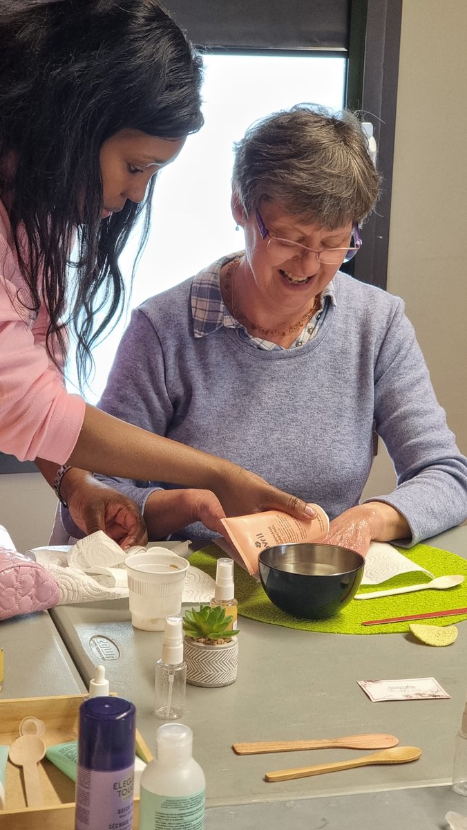 CommunedeSeclin's tweet photo. Des participants ravis qui ont pu s'essayer à la composition florale, tester la réflexologie plantaire, découvrir l'olfactothérapie... Voici en quelques mots le bilan de la 2nde édition de la Journée bien-être seniors 👵🧓 https://t.co/1H5rCVJ3yX
#seclinmaville #seclin #seniors https://t.co/KVbvHknD1k