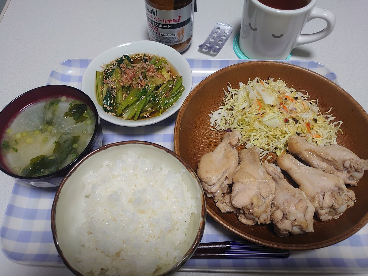 momomuken's tweet photo. 手羽元の骨に沿って切り込みを入れ、塩こしょう下味＆ポン酢＆にんにく＆しょうがに一晩漬け込む。

後はそれを #tacook で炊飯と同時に蒸すだけ。

脂質は手羽元に元からある分とドレッシング分、糖質はおひたしのみりんとご飯の分だけに抑えた晩飯です（量は無視w）

#MOMOSキッチン https://t.co/yeGeLy3i5a