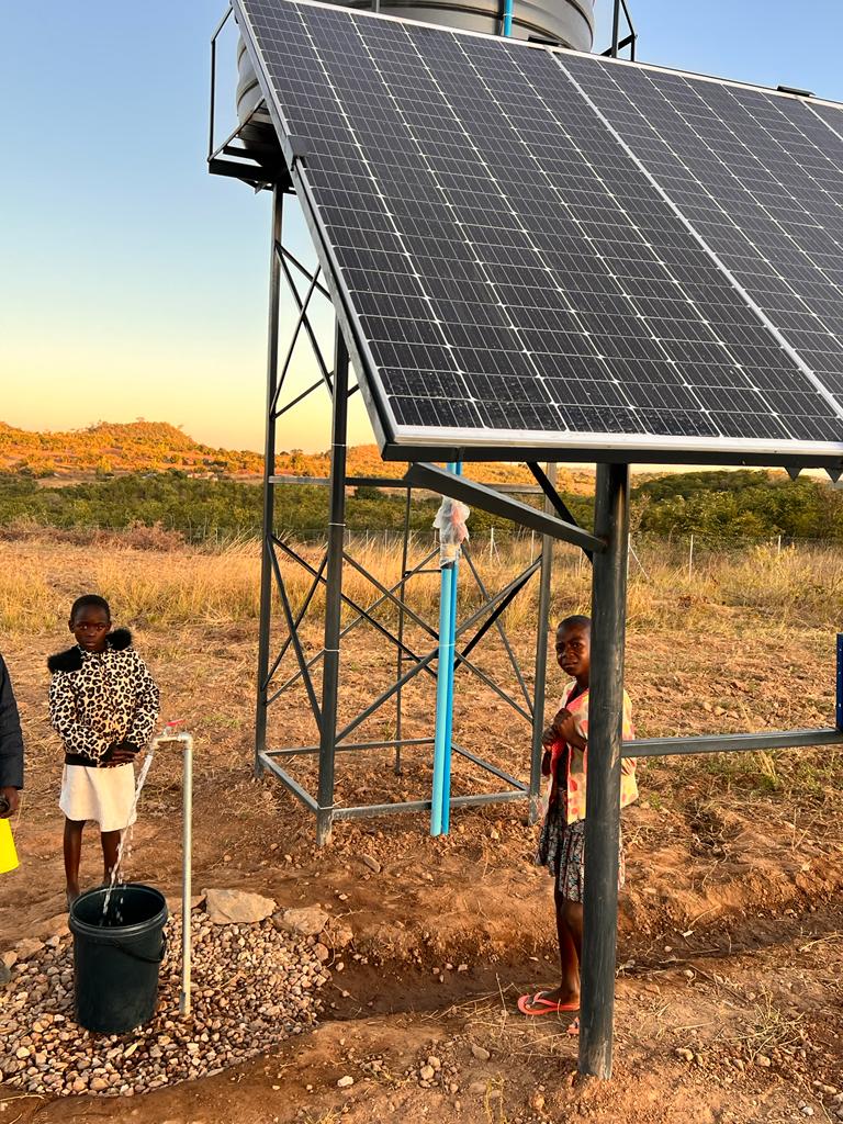 4hZimbabwe's tweet photo. Happy #WorldWaterDay2023
Climate change has made it difficult for rural communities to access clean & safe water for both farming & consumption.
Water pumping & disinfection devices based on renewable energy.
https://t.co/FWyjNn7ZEK
#lesscarbonemissions
#lessdeforestation https://t.co/qBPK4V2HWm