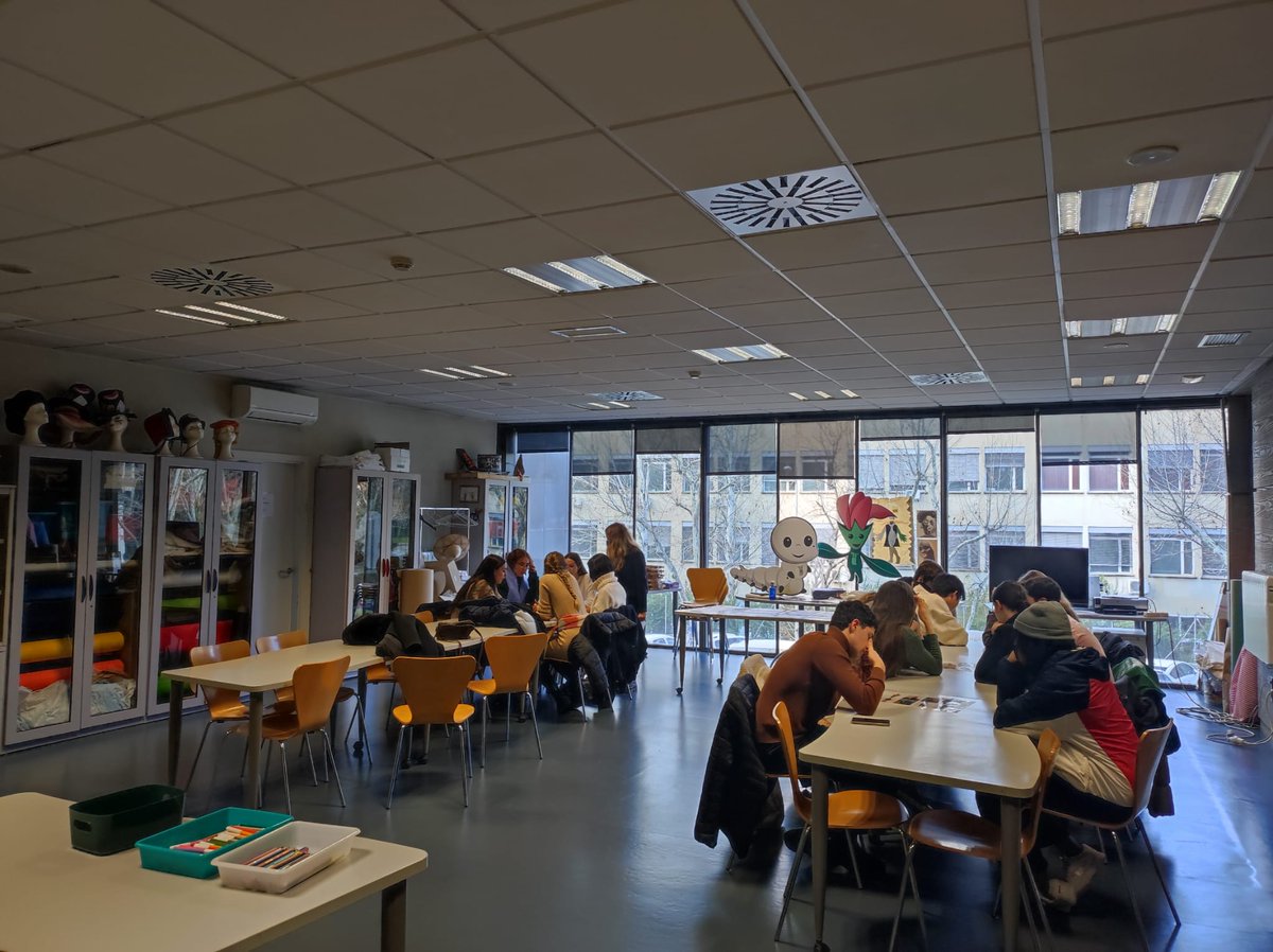 Nuestros estudiantes Bi de segundo año han visitado el Museo del traje para participar en interesantes propuestas
 #RosachacelBI