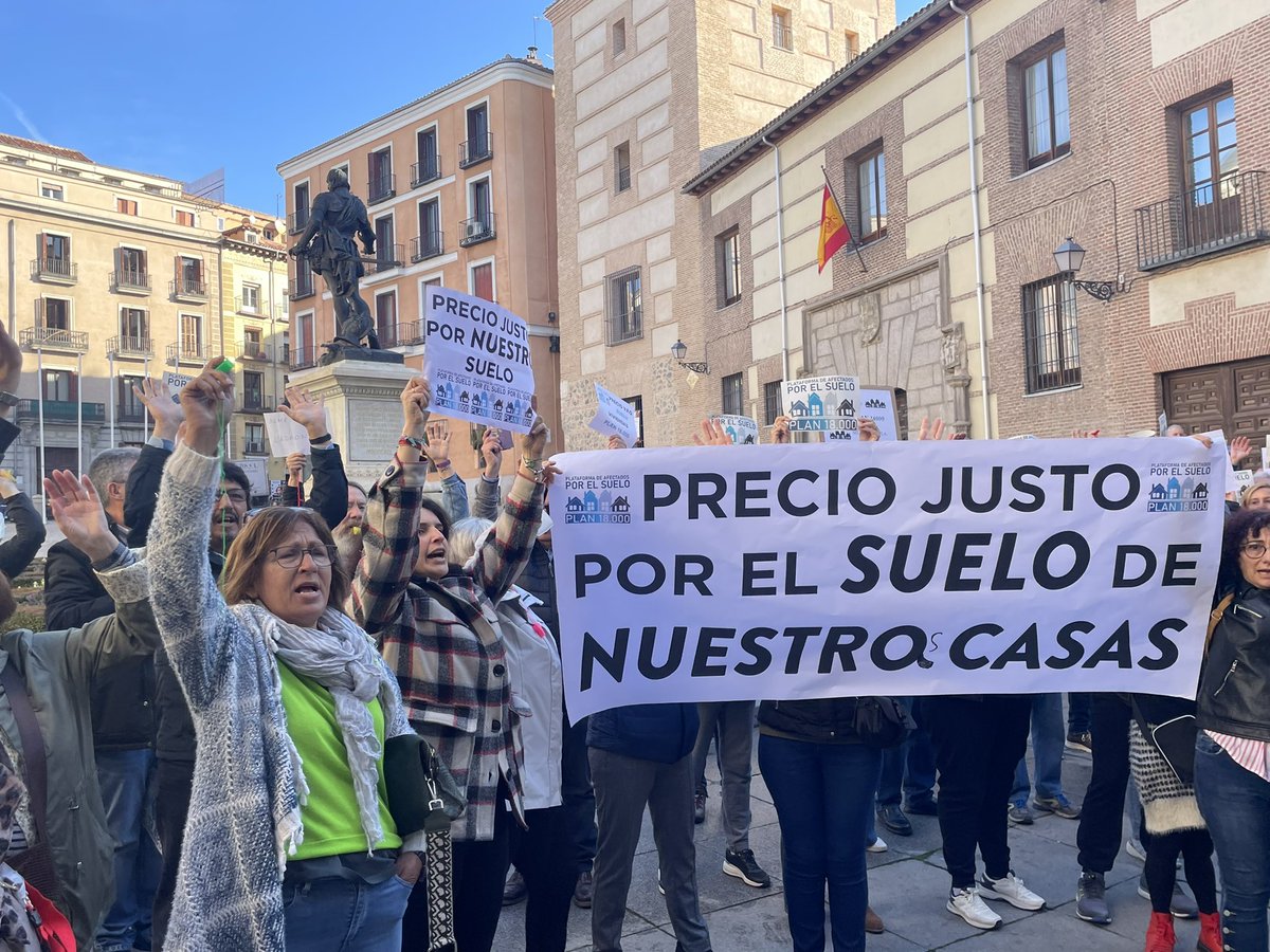 MarotoReyes's tweet photo. Tras más de 30 años, el señor Almeida juega con el futuro de miles de familias del Plan 18.000.

Marca un precio que hace inasumible para los que quieren hacerse con el pleno dominio de su vivienda.

Pedimos parar el pliego, que se escuche a los vecinos y una solución justa. https://t.co/dkSZVTgnVj