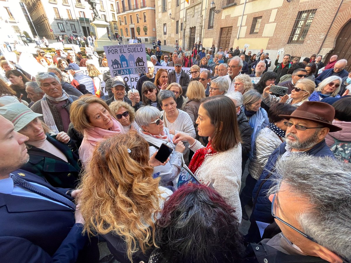 MarotoReyes's tweet photo. Tras más de 30 años, el señor Almeida juega con el futuro de miles de familias del Plan 18.000.

Marca un precio que hace inasumible para los que quieren hacerse con el pleno dominio de su vivienda.

Pedimos parar el pliego, que se escuche a los vecinos y una solución justa. https://t.co/dkSZVTgnVj