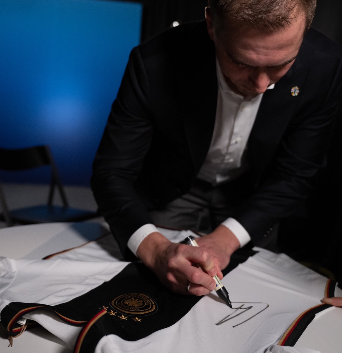 EURO2024DE's tweet photo. +++ GEWINNSPIEL +++🎁 Wir verlosen ein von #EURO2024 Turnierdirektor @philipplahm signiertes @DFB_Team-Trikot 👕✍Um teilzunehmen: 👉 Retweete den Beitrag 🔁👉 Folge @EURO2024DE ✅Das Gewinnspiel endet Mittwoch (29.03.23) um 23:59 Uhr MEZ. https://t.co/rPNKXlP73W