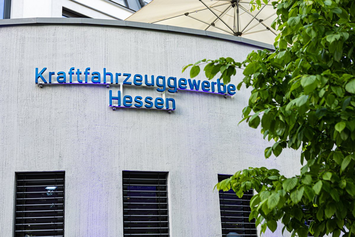 Kfz-Gewerbe Hessen resümiert: Ein „turbulentes Autojahr“ 2022

Die Jahrespressemitteilungen mit allen Zahlen und Statements jetzt unter kfz-hessen.de/jahrespresseme…