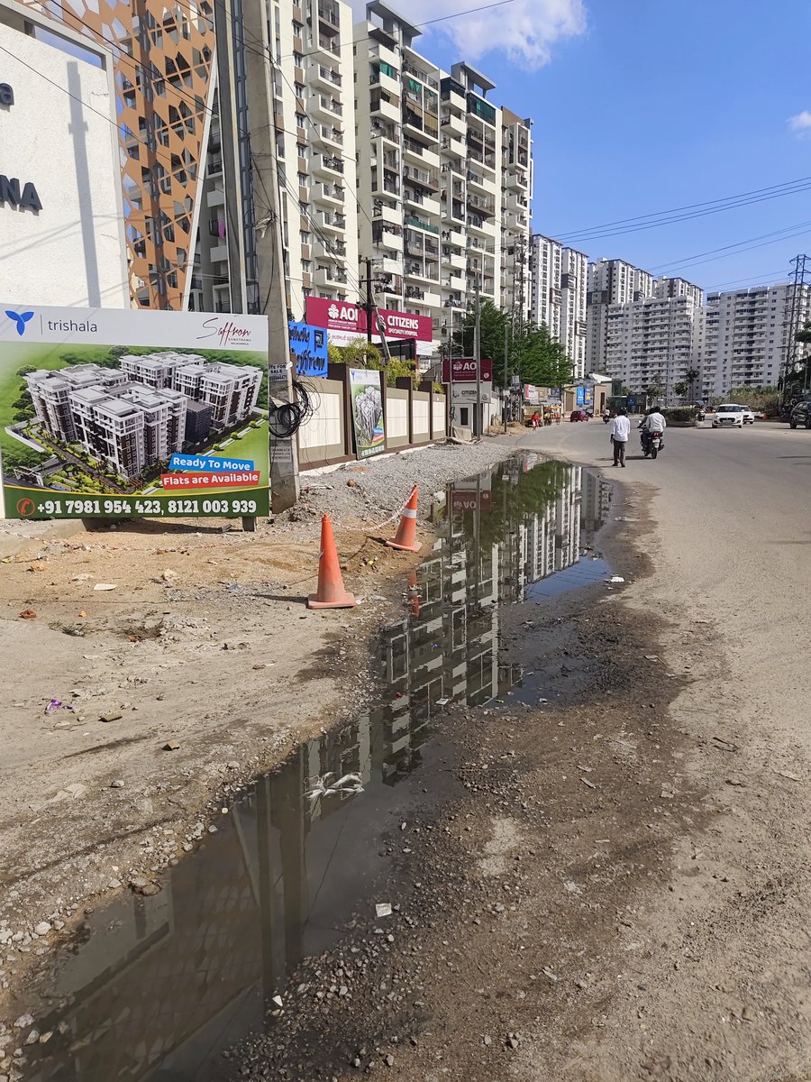 SameerDoye's tweet photo. @ZC_SLP @GHMCOnline @CommissionrGHMC 
Water logging at entrance of Citizen hospital, Nalagandla, in front of Trishala Society. 
This is causing multiple health issues ( mosquitoes etc..). Please get this water logging cleared. https://t.co/Y0iXB54zQq