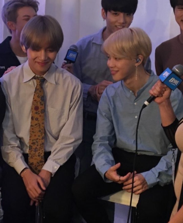 vminnightsky's tweet photo. when taehyung is staring at jimin..a necessary thread 😌 https://t.co/L3u2vtoCTQ
