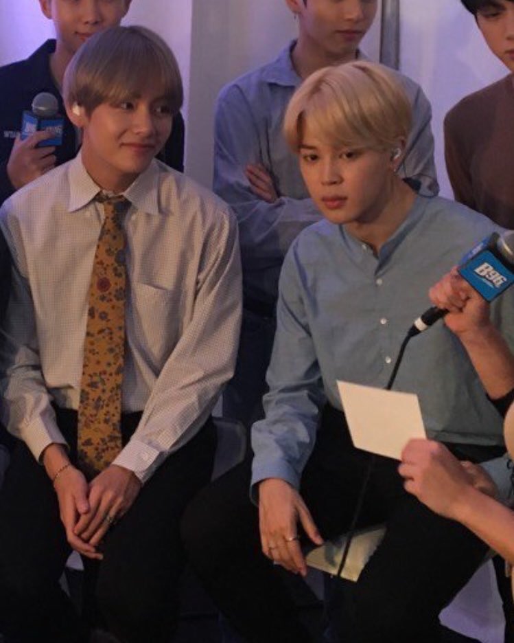 vminnightsky's tweet photo. when taehyung is staring at jimin..a necessary thread 😌 https://t.co/L3u2vtoCTQ