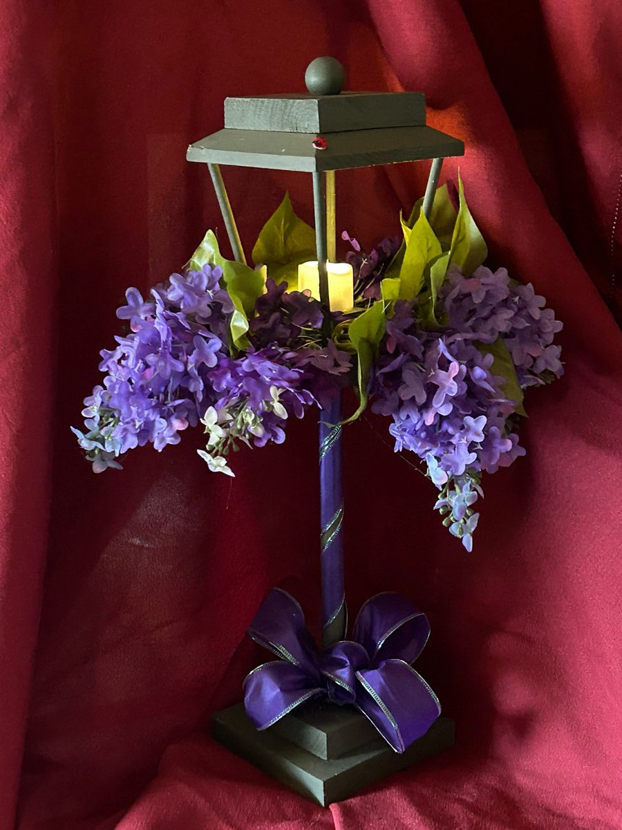 addie_1122's tweet image. Excited to share this item from my #etsy shop: Lantern&amp;amp;Lilacs

Check out this regal piece!
So warm and inviting!
Comes with an artificial candle that will glow for up to 6 hours before turning off automatically

#luminary #lightpost #decoration
etsy.me/3JYB2OM