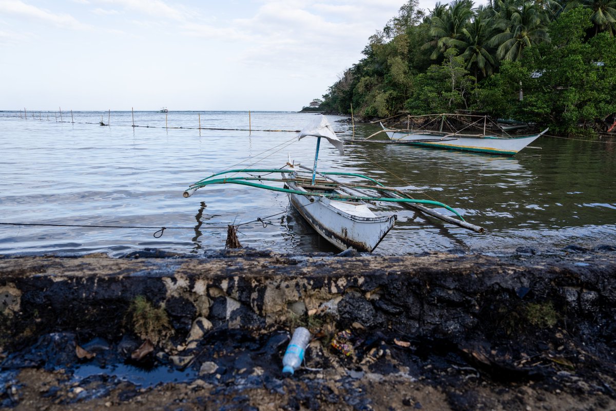 A MASSIVE oil tanker carrying over 900,000 litres of TOXIC FUEL has sunk off the coast of the Philippines - TRASHING a precious marine ecosystem & WREAKING HAVOC with the lives of small scale fishermen This is CLIMATE VANDALISM & the companies responsible must be held to account