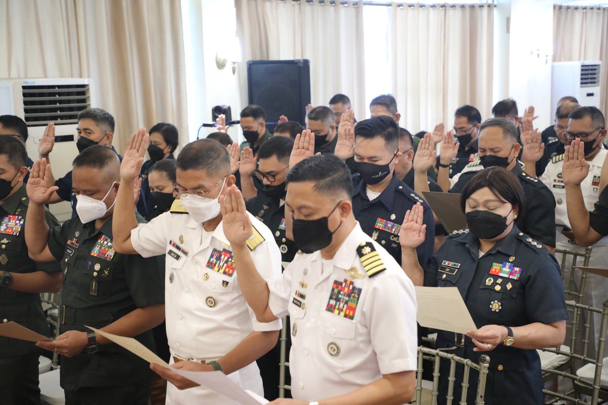 dndphl's tweet photo. QUEZON CITY (20 March 2023) | Senior Undersecretary Carlito G. Galvez, Jr., OIC of the DND, administered the ceremonial oath-taking in Camp Aguinaldo for the chairpersons and members of the Armed Forces of the Philippines Selection Board for 2023.
#OneDefenseTeamPH🇵🇭 https://t.co/dA79eJLEM8