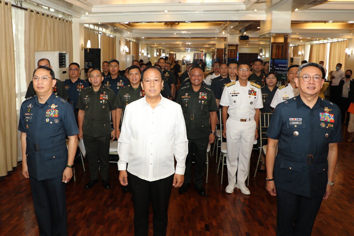 dndphl's tweet photo. QUEZON CITY (20 March 2023) | Senior Undersecretary Carlito G. Galvez, Jr., OIC of the DND, administered the ceremonial oath-taking in Camp Aguinaldo for the chairpersons and members of the Armed Forces of the Philippines Selection Board for 2023.
#OneDefenseTeamPH🇵🇭 https://t.co/dA79eJLEM8