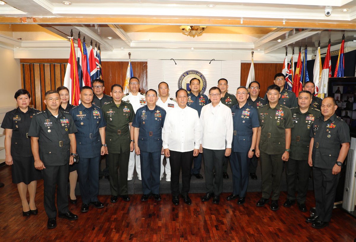 dndphl's tweet photo. QUEZON CITY (20 March 2023) | Senior Undersecretary Carlito G. Galvez, Jr., OIC of the DND, administered the ceremonial oath-taking in Camp Aguinaldo for the chairpersons and members of the Armed Forces of the Philippines Selection Board for 2023.
#OneDefenseTeamPH🇵🇭 https://t.co/dA79eJLEM8