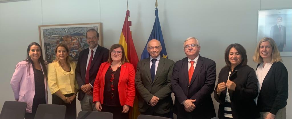 FundChileEspana's tweet photo. Se inician las actividades de la delegación chilena organizada por @FundChileEspana que participará en @FOROADR con una reunión en #Madrid con #REDFUE y posterior visita a la secretraria general de Innovación @TeresaRiesgo.
Los temas: #EconomiaCircular #TransferenciaTecnologica https://t.co/guXFwApgMT