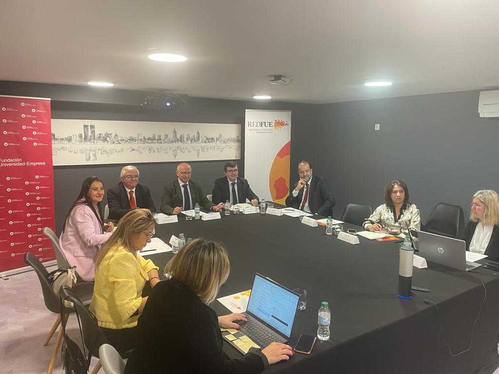 FundChileEspana's tweet photo. Se inician las actividades de la delegación chilena organizada por @FundChileEspana que participará en @FOROADR con una reunión en #Madrid con #REDFUE y posterior visita a la secretraria general de Innovación @TeresaRiesgo.
Los temas: #EconomiaCircular #TransferenciaTecnologica https://t.co/guXFwApgMT