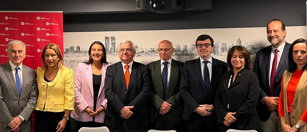 FundChileEspana's tweet photo. Se inician las actividades de la delegación chilena organizada por @FundChileEspana que participará en @FOROADR con una reunión en #Madrid con #REDFUE y posterior visita a la secretraria general de Innovación @TeresaRiesgo.
Los temas: #EconomiaCircular #TransferenciaTecnologica https://t.co/guXFwApgMT