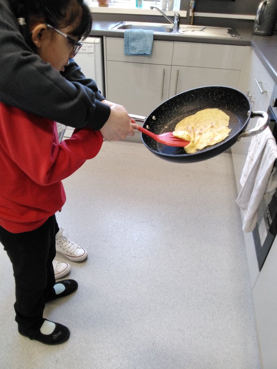 MarlboroughPrim's tweet photo. #shootingstars We have been busy making pancakes this morning. Just like Mama Panya from the story! #instructions #pancakemaking https://t.co/mJeHTpHIlO