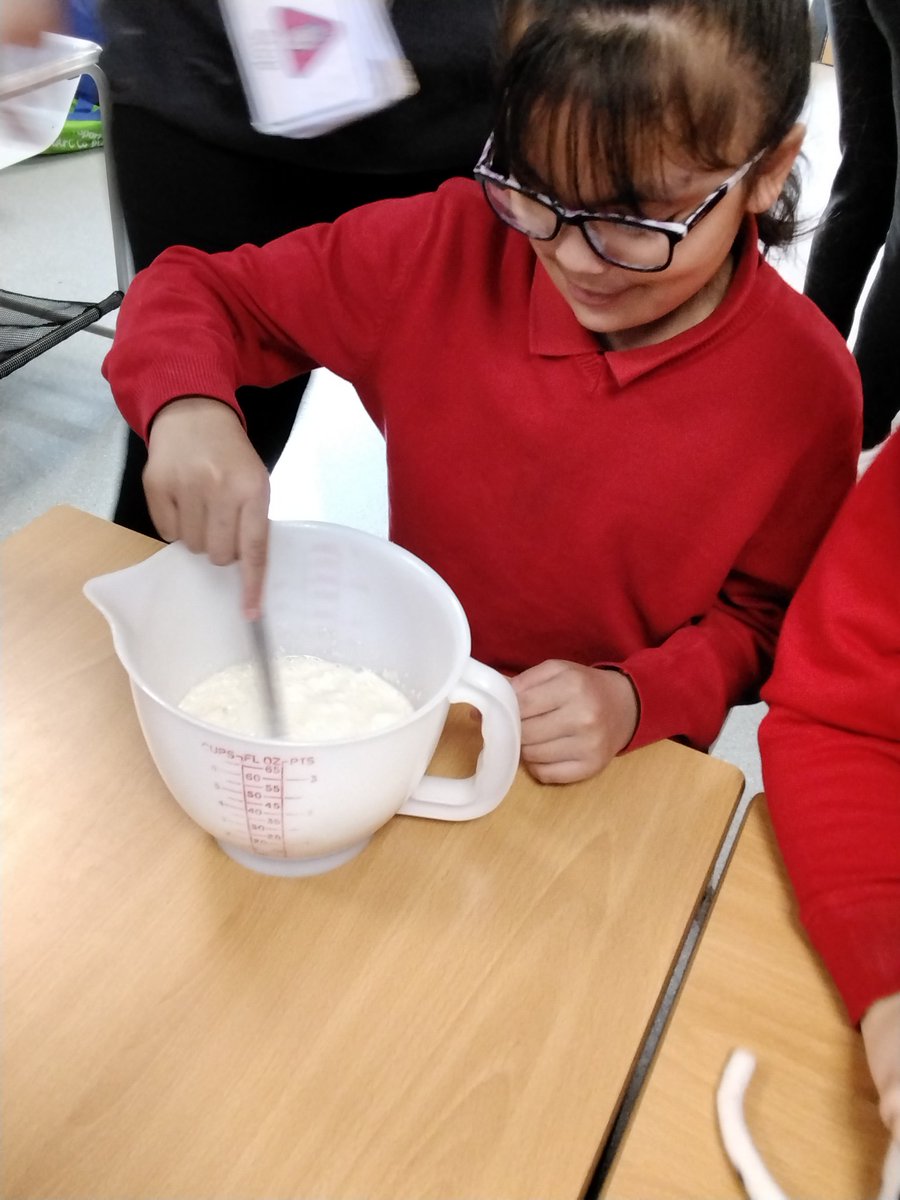 MarlboroughPrim's tweet photo. #shootingstars We have been busy making pancakes this morning. Just like Mama Panya from the story! #instructions #pancakemaking https://t.co/mJeHTpHIlO