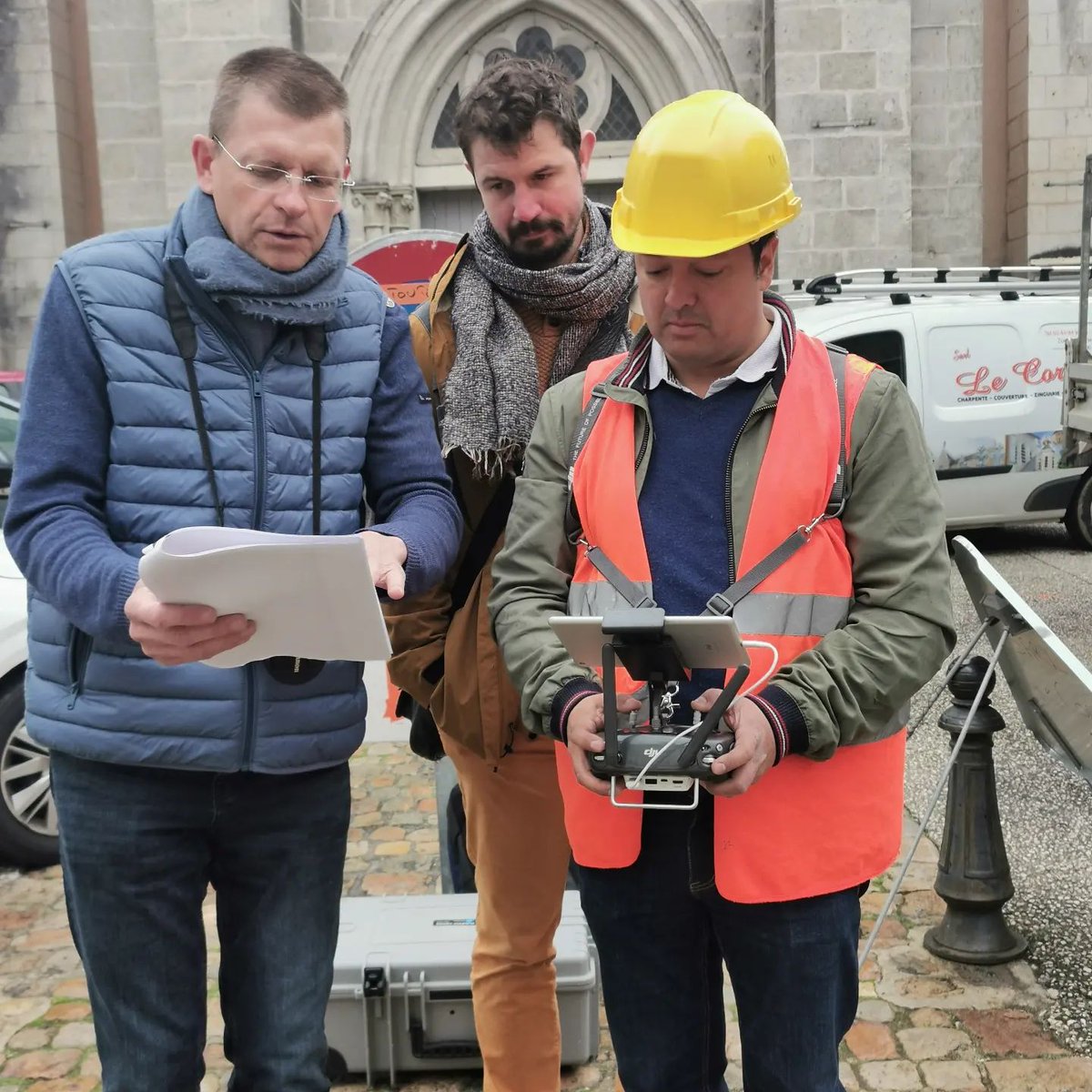 villelelude's tweet photo. DIRECT 🎥🔴 : Ce matin la société @ethernis_drone est dans le centre-ville de la commune pour réaliser de superbes photos et vidéos vues du ciel ! Levez lez yeux et vous verrez peut être leur appareil passer ! ✈️😉 https://t.co/tdbOigVHlW