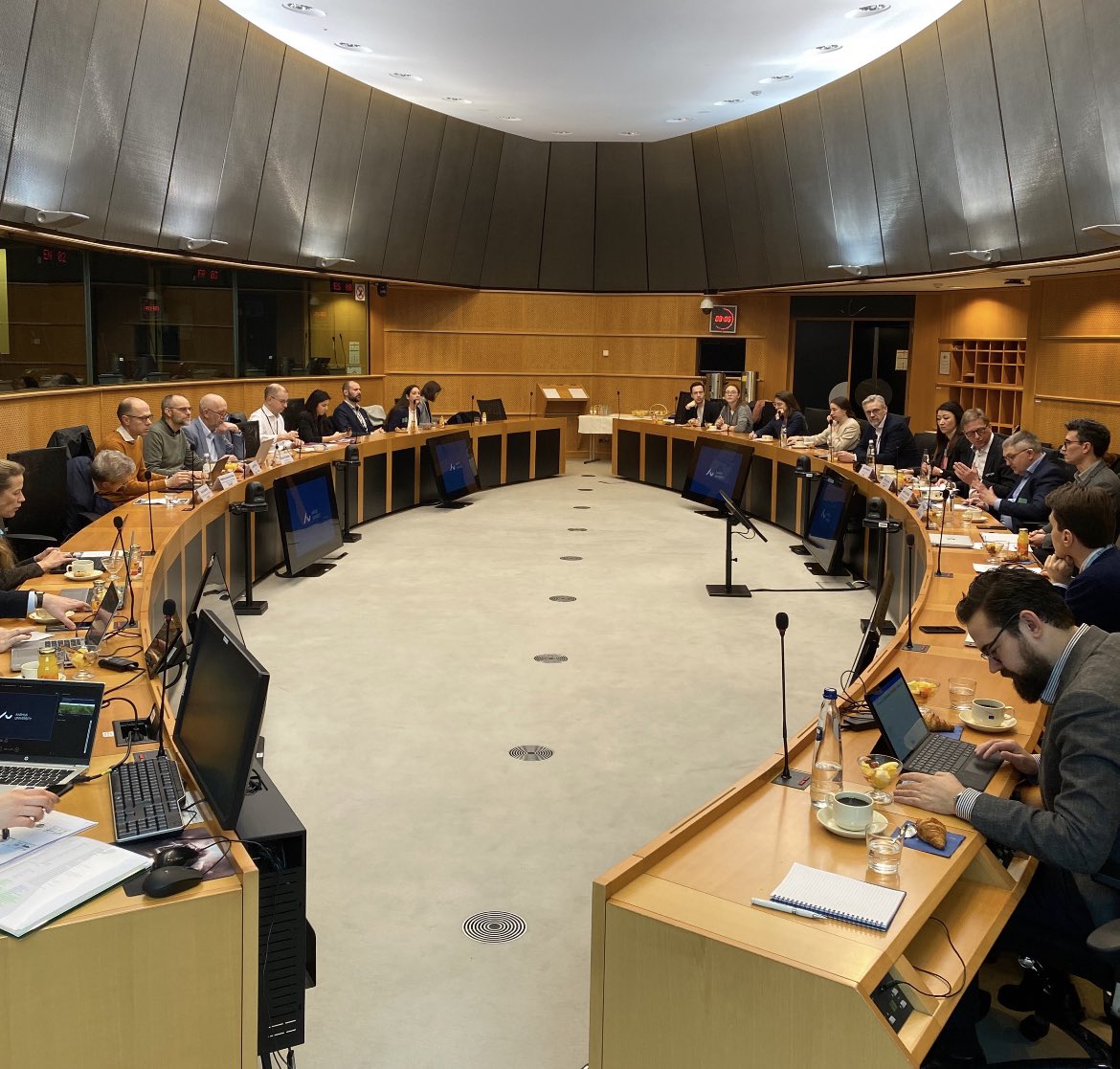 AU_Bxl's tweet photo. Did you know that the technological potential for bringing AGRI to zero emission GHG is within reach? Aarhus University &amp; Seges share insights in EP - full house 🙏 @AsgeriEU @TechSci_AU @SEGESNatur @DCAAarhusUni @Europarl_DK @LSHenricksen @Food_EU https://t.co/cApkr48Kws