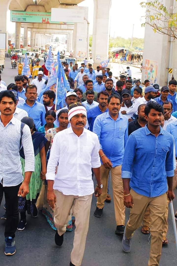 DspKarimnagar's tweet photo. డా.విశారదన్ మహారాజ్ 10,000 కిలోమీటర్ల స్వరాజ్య పాదయాత్రలో భాగంగా...373 వ రోజు (22 .03.2023)న  #మేడ్చల్ జిల్లా, ఉప్పల్ మండలం, నాగోల్ ప్రాంతం లో    స్వరాజ్య పాదయాత్ర కు ఆహ్వానం పలికిన  #BC_SC_ST ప్రజలు.
#SwarajyaPadayatra #DrVisharadanMaharaj #DalithShakthiProgramme https://t.co/2bvdY4sg7l