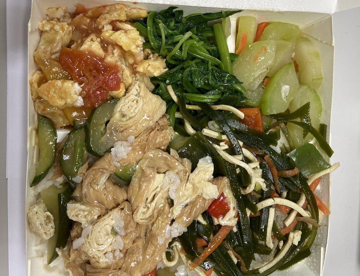 OHchaaaaaaarlie's tweet photo. 老闆：妹妹你最有禮貌了我要幫你把菜弄多一點^3^

*打開飯盒

：？？？？飯呢？？？？ https://t.co/YR08x7s6YD