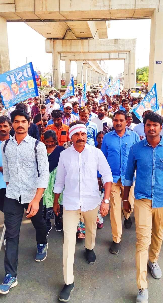 DSP_Karimnagar's tweet photo. డా.విశారదన్ మహారాజ్ 10,000 కిలోమీటర్ల స్వరాజ్య పాదయాత్రలో భాగంగా...373 వ రోజు (22 .03.2023)న #మేడ్చల్ జిల్లా, ఉప్పల్ మండలం, నాగోల్ ప్రాంతం లో స్వరాజ్య పాదయాత్ర కు ఆహ్వానం పలికిన #BC_SC_ST ప్రజలు.
#SwarajyaPadayatra #DrVisharadanMaharaj #DalithShakthiProgramme https://t.co/fsNRVjmlbe