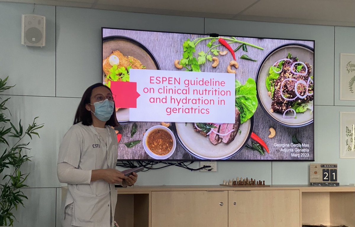 santi_pz's tweet photo. Ayer la Dra @Geeo_cm nos presentó la guía 📖 de la ESPEN sobre nutrición 🍽️ e hidratación 💧 en ancianos 👴🏼 👵🏼:
🔴 Evitar dietas restrictivas ⛔️
🟡 Suplementacion si escasa ingesta
🟢 Dieta adaptada + ejercicio físico = mejor recuperación 
‼️Individualizar siempre la intervención https://t.co/aL5g9LwNPu
