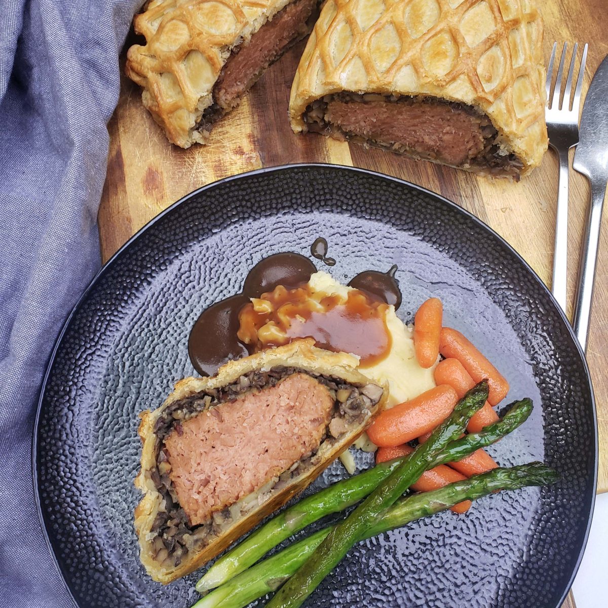 Ditch the lamb this #Easter and choose kinder alternatives instead. 💚 This #vegan wellington by @OmniFoods is the perfect family roast! 😋veganuary.com/recipes/omnipo…