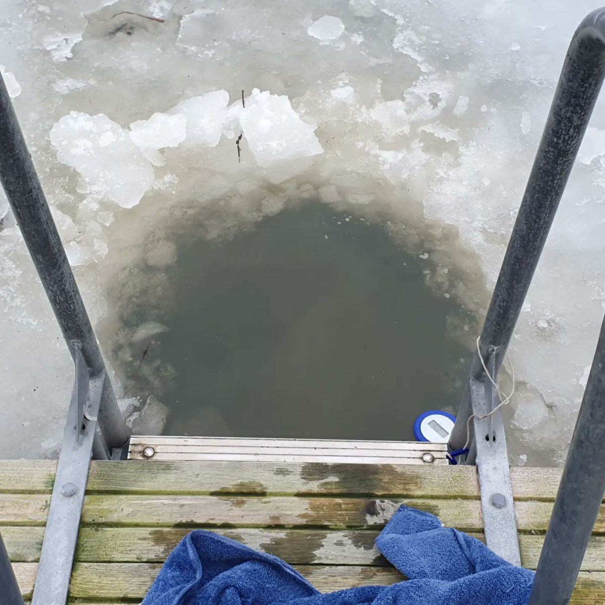 NilsMatsson's tweet image. En grå dag, litet regn har kommit och mer väntas, lätt sv vind. Mest snömos i badvaken. Isen ligger fortfarande. 0.6 grader i vattnet och 7 grader i luften, max 7 grader och min 3 grader. Ett dopp i vaken. #badavarjedag