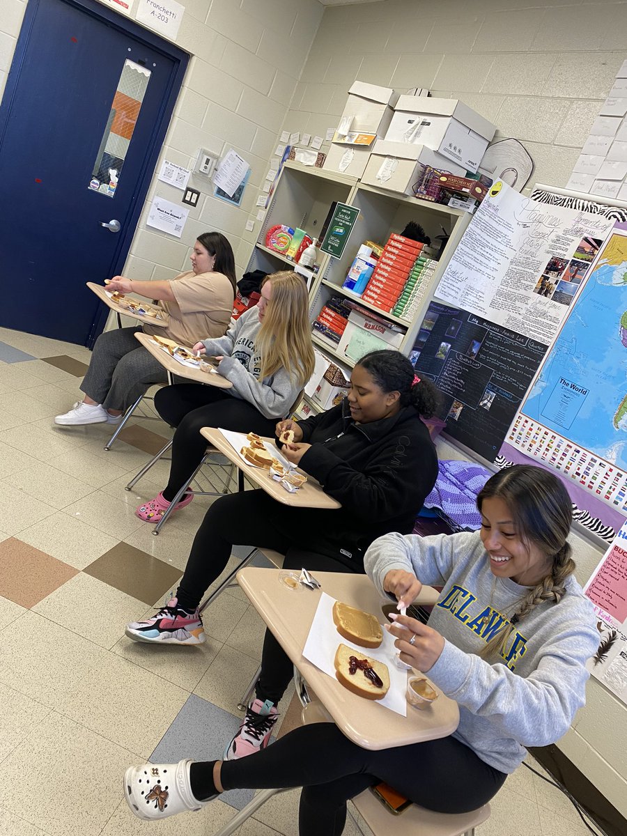 mrsfranchetti's tweet photo. Making various PB&amp;J sandwiches to demonstrate the Diathesis-Stress perspective! #APpsychology https://t.co/Alyo0LS8Gr