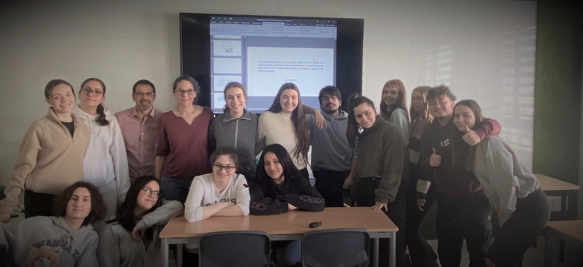 RuberInter's tweet photo. Isabel Palazón Cano, técnico dosimetrista de nuestro hospital, ha impartido la clase sobre Radiocirugía robotizada CyberKnife M6 a los alumnos de segundo curso del grado de Radioterapia y Dosimetría del Centro de Estudios Profesionales Santa Gema Galgani https://t.co/Cp1nnWsNT9 https://t.co/dcAMlMqQft