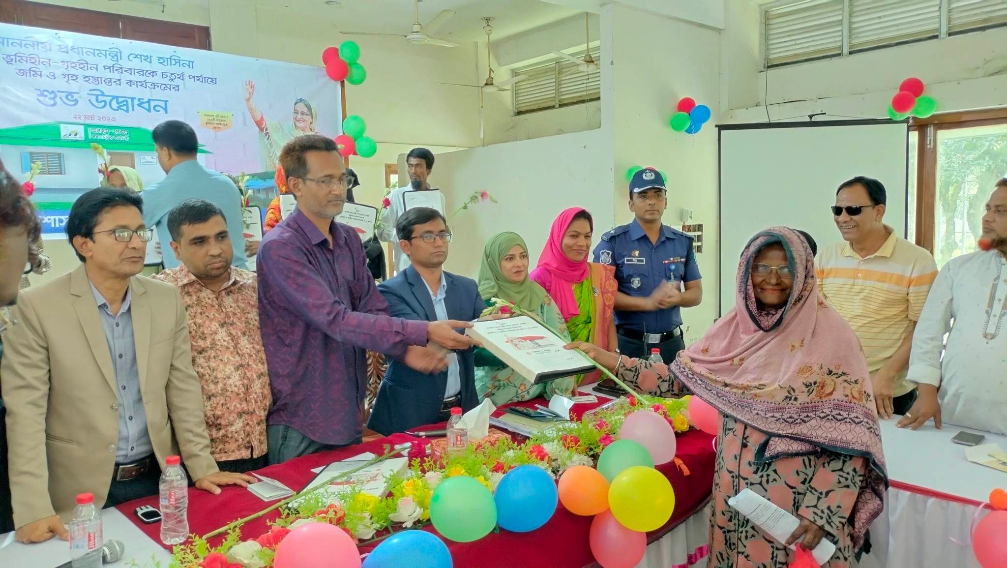 হোসেনপুরে ১১টি ভূমিহীন পরিবার পেলো নতুন ঘর