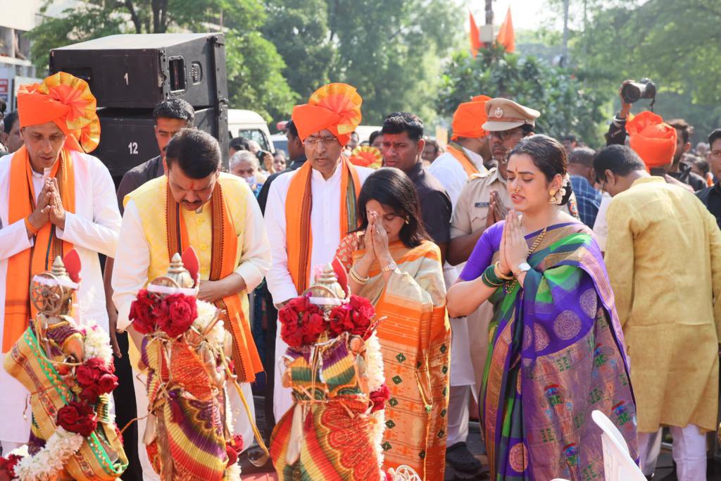 Dev_Fadanvis's tweet photo. Dev_Fadnavis: 🚩हिंदु नववर्ष गुढी पाडव्याच्या निमित्ताने अतिशय प्रसन्न वातावरणात, पारंपरिक उत्साहात आणि जल्लोषात नागपुरात निघालेल्या स्वागतयात्रेत आज सकाळच्या रामपाऱ्यात सहभागी झालो.
🪷 अभिनेत्री गिरिजा ओक, मृणाल देव, आयोजक माजी महापौर संदीप जोशी यांच्… https://t.co/723Vfe7LU6