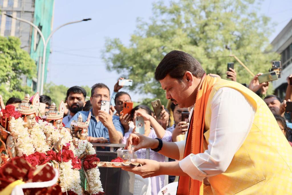 Dev_Fadanvis's tweet photo. Dev_Fadnavis: 🚩हिंदु नववर्ष गुढी पाडव्याच्या निमित्ताने अतिशय प्रसन्न वातावरणात, पारंपरिक उत्साहात आणि जल्लोषात नागपुरात निघालेल्या स्वागतयात्रेत आज सकाळच्या रामपाऱ्यात सहभागी झालो.
🪷 अभिनेत्री गिरिजा ओक, मृणाल देव, आयोजक माजी महापौर संदीप जोशी यांच्… https://t.co/723Vfe7LU6