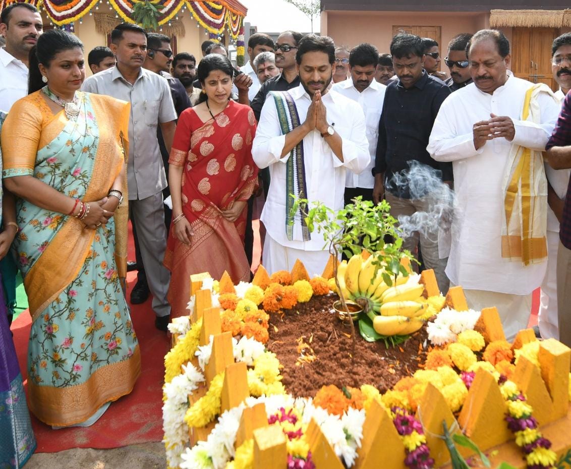 RojaSelvamaniRK's tweet photo. శ్రీ శోభ‌కృత్ నామ సంవ‌త్స‌ర‌మంతా ప్ర‌జ‌ల‌కు మంచి జ‌ర‌గాల‌ని ఆకాక్షించిన @ysjagan గారి నివాసంలో ఉగాది సంబరాలు 🌿
#HappyUgadi https://t.co/OT0AWiaIeM