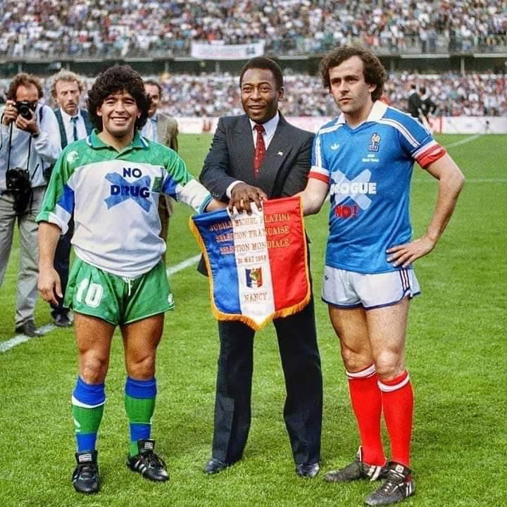 FootballFactly's tweet photo. The year is 1986. The sign on Maradona's Shirt says "No drugs", on Platini's "No to corruption" 😂😂 https://t.co/AvWCJaXazI