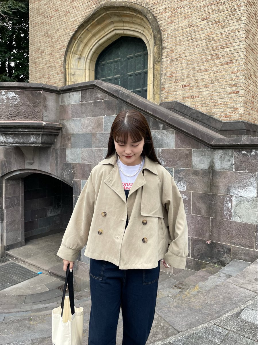 ____mayu21____'s tweet photo. トレンチコートで出かけると服装被りがちだけど、これはショート丈で一癖あるデザインだから他と差がつく👍🏼🎶🎶こんな可愛いのに¥6,000円台なんです😵‍💫 https://t.co/Z05vNwmfRl