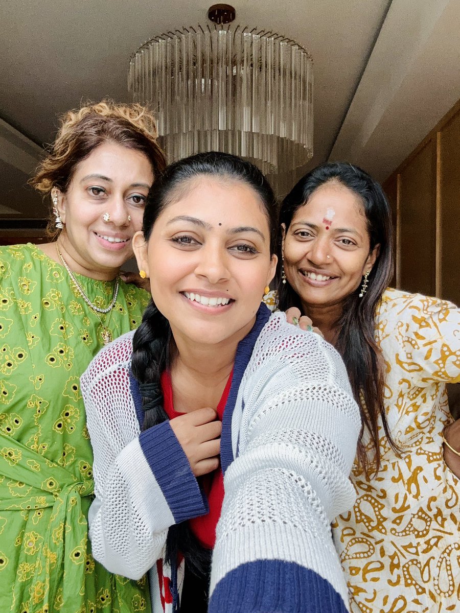MoonNila2's tweet photo. On My right @Music_Santhosh sir Wife ❤️ 
On My left is vetrimaaran sir  Wife ❤️

They are so humble and  down to earth✨ Agathin Azhagu Mugathil Teriyum ❤️

#soundsofthesouth #Malaysia #cinema #meenakshi #arthi #vetrimaran #santhoshnarayanan https://t.co/mnC43K0XlZ