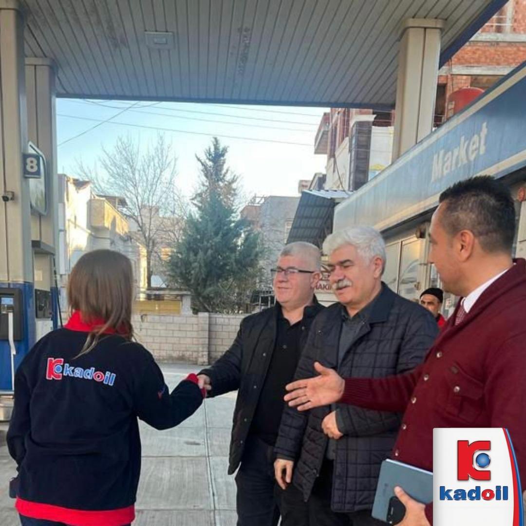 kadoilofficial's tweet photo. Sayın Nergiz Kadooğlu Çifçi ve beraberindeki Kadoil yönetim ekibi, Malatya ve Adıyaman'da depremden etkilenen bayilerimiz ile bir araya gelerek taziyede bulunup geçmiş olsun dileklerini ilettiler. #Kadoil https://t.co/DyF7thNV6l
