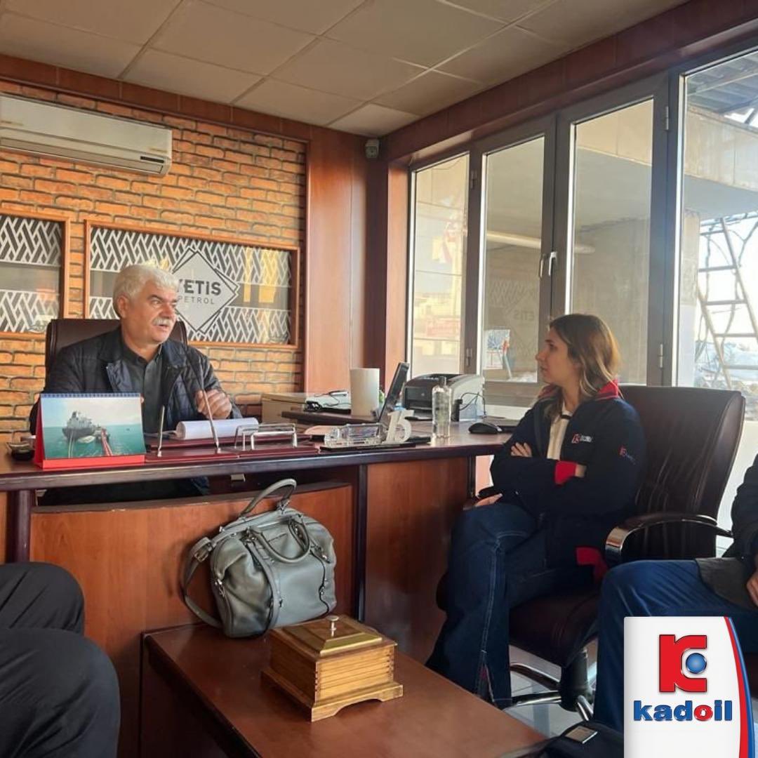 kadoilofficial's tweet photo. Sayın Nergiz Kadooğlu Çifçi ve beraberindeki Kadoil yönetim ekibi, Malatya ve Adıyaman'da depremden etkilenen bayilerimiz ile bir araya gelerek taziyede bulunup geçmiş olsun dileklerini ilettiler. #Kadoil https://t.co/DyF7thNV6l