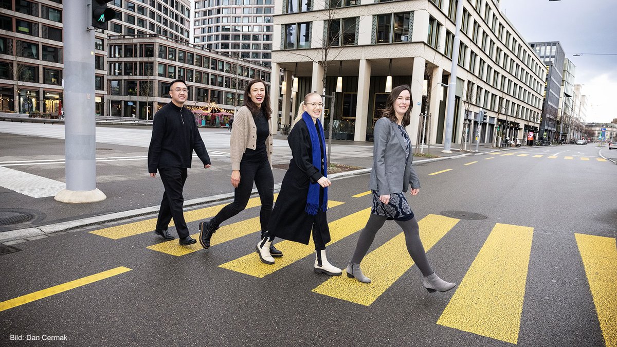 Pitch Perfect: In various innovation courses at UZH, students learn how they can translate their ideas into business solutions – including a reality check by industry experts. <a href="/howelaurenc/">Lauren Howe</a> <a href="/MengesJochen/">Jochen Menges</a>

➡️ More about the transdisciplinary teaching format: news.uzh.ch/en/articles/ne…