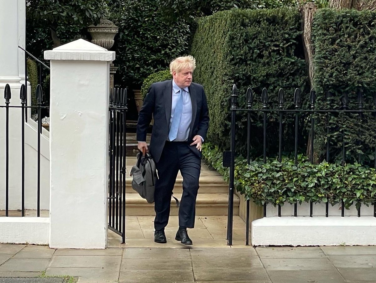 AngusFanshawe's tweet image. Boris Johnson goes to work. #justanotherday
