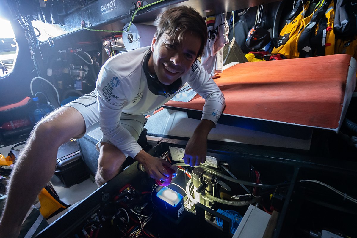 GUYOTenvironnem's tweet photo. Comment fait-on pour avoir de l’eau potable à bord d’un #IMOCA ? La réponse : le dessalinateur d’eau bien sûr ! Capable de produire 5l d’eau douce par heure, il permet aux skippers de boire et manger, sans embarquer de bouteilles plastiques 💧♻
#JournéeMondialeDelEau https://t.co/zt03H12tpX