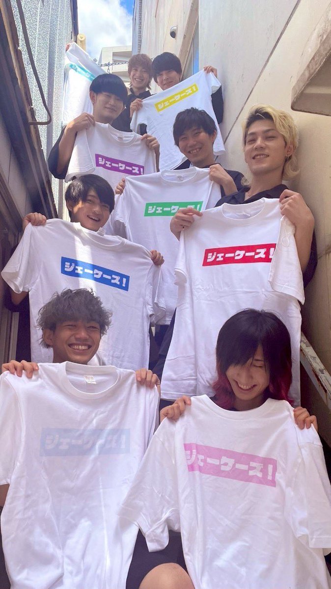 JKz_jk's tweet photo. 【解散ライブ物販について】
終演後物販を行います。
●チェキ
　全体:¥2,000
　個人:¥1,000
※全体希望の方から最初に撮ります。
※多くの方に撮っていただくために個人は最大3枚までとさせていただきます。

●グッズ販売（在庫処分）
　Tシャツ:¥2,000（安い！）
　バケットハット:¥2,000（安い！） https://t.co/uPUL1eELzg