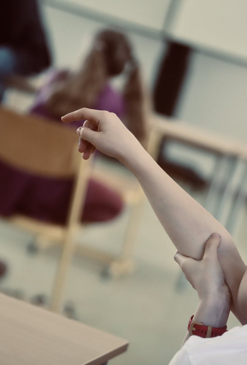 nicolasfink_mdl's tweet photo. Auf Einladung der #Grundschule #StBernhardt habe ich heute die vierten #Klassen besucht, die gerade über das Thema #Demokratie im Gemeinschaftskundeunterricht sprechen. #politik #esslingen #gemeinschaftskunde #nickontour #nicolasfinkmdl https://t.co/0z6lFfQ0tP