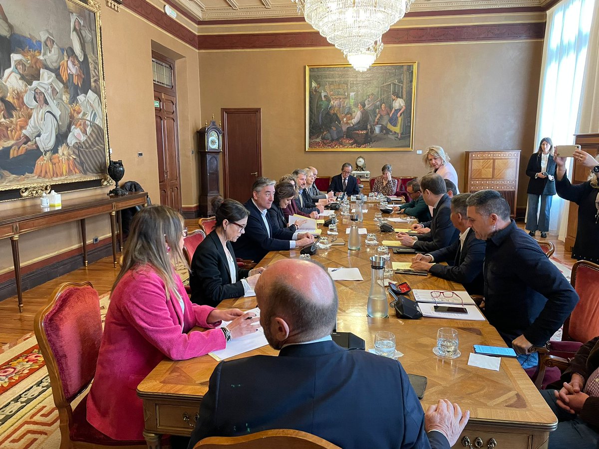 🏦<a href="/SusanaFalvarez/">Susana Fernández</a>, <a href="/SergioGarciagr/">Sergio García</a> y <a href="/Manu_Cifu/">Manu Cifuentes</a> asistieron a la última Junta de Portavoces de la legislatura. 

 🍊En el próximo pleno preguntaremos por la conectividad del aeropuerto, los juzgados de la zona rural, y la industria agroalimentaria asturiana. 

🧵Hilo🧵